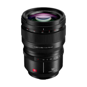 Lumix_S_Pro_50mm_006 Panasonic Lumix S Pro 50mm f/1.4 -objektiivi seisoo pystyasennossa valkoista taustaa vasten, ja siinä on säätörenkaat, tarkennusmerkinnät ja punainen S-logo pohjan lähellä.