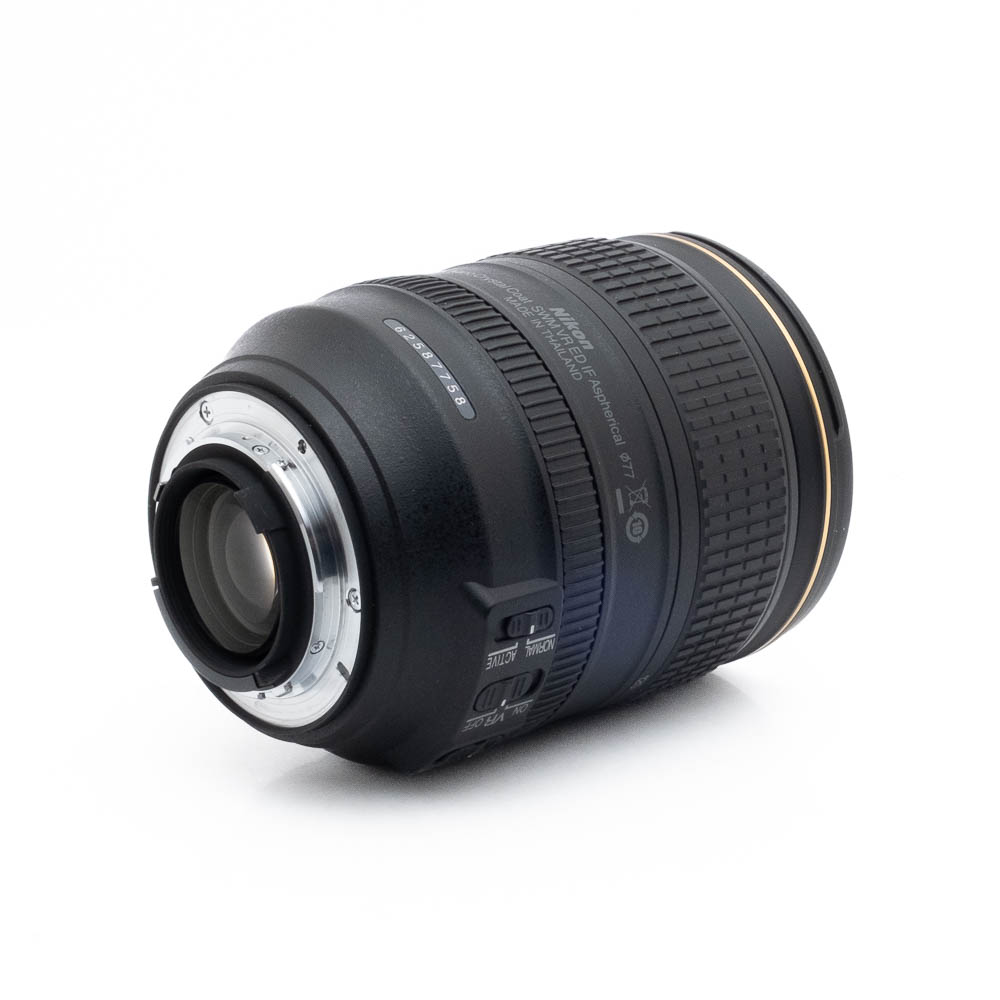 Nikon 24-120mm f4 G ED VR-1 Fujinon GF 50mm f/3.5 R LM WR (sis.ALV24%) - Käytetty musta DSLR-kameran objektiivi, jossa on kultarengas, on kuvattu kyljellään, ja siinä näkyy metallinen objektiivin kiinnitys ja elektroniset kontaktit valkoista taustaa vasten.
