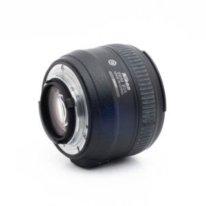 Fujinon GF 50mm f/3.5 R LM WR (sis.ALV24%) - Käytetty -objektiivi näkyy valkoisella pohjalla, ja sen takaosan lasielementti, metallinen kiinnitys sekä näkyvissä oleva teksti ja merkinnät piipussa ovat näkyvissä.