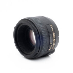 Fujinon GF 50mm f/3.5 R LM WR (sis.ALV24%) - Käytetty -objektiivi näkyy valkoista taustaa vasten, ja objektiivin etuelementti, merkitty objektiivin runko ja tarkennusrengas on kuvassa.