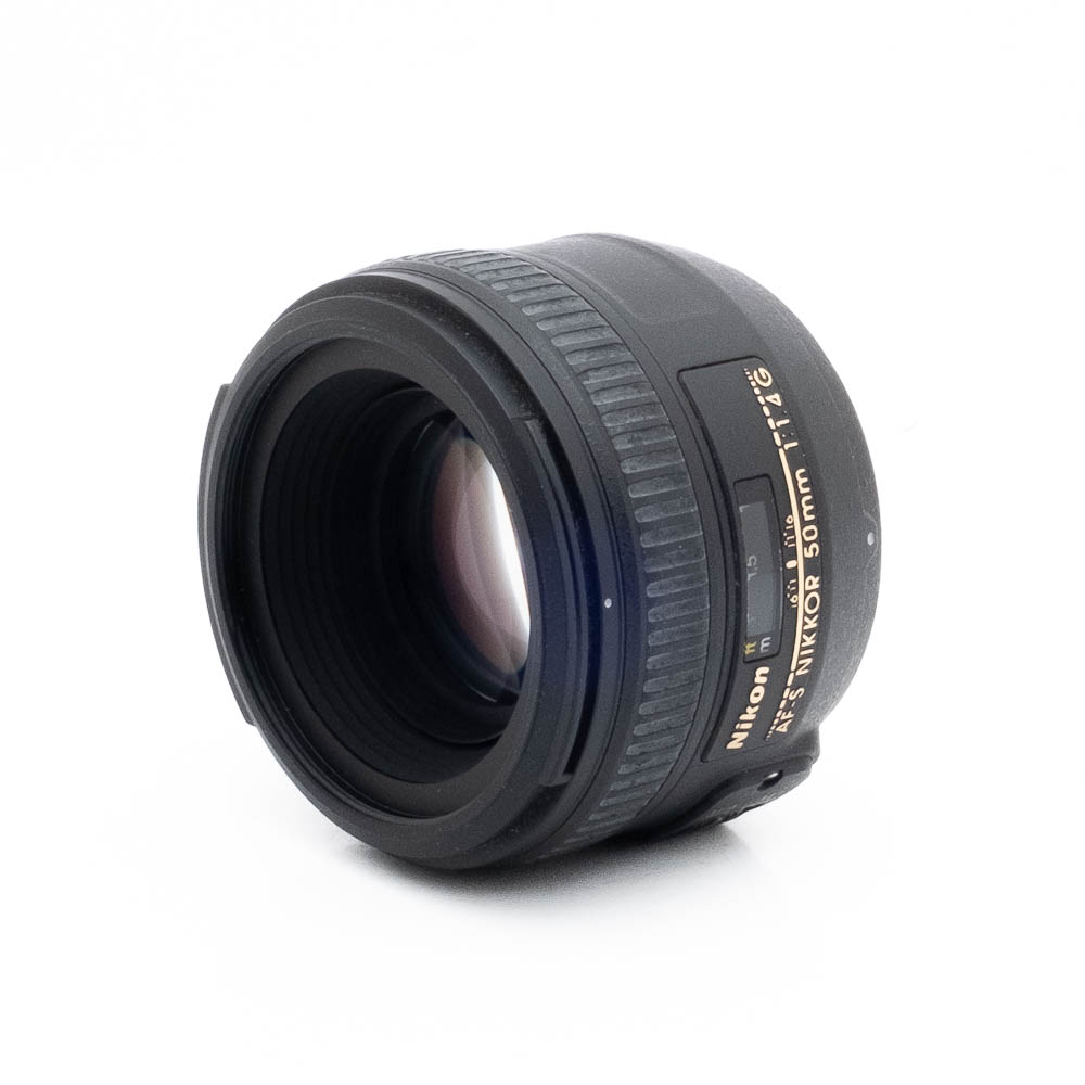 Fujinon GF 50mm f/3.5 R LM WR (sis.ALV24%) - Käytetty -objektiivi näkyy valkoista taustaa vasten, ja objektiivin etuelementti, merkitty objektiivin runko ja tarkennusrengas on kuvassa.
