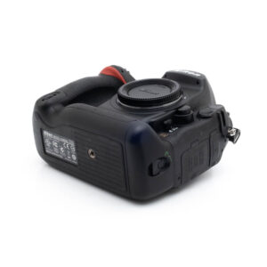 Nikon D3X-1 Fujinon GF 50mm f/3.5 R LM WR (sis.ALV24%) - Käytetty -objektiivi on kuvassa kyljellään, ja sen ala- ja sivupaneelissa on näkyvissä merkinnät, portit ja objektiivin etupuolelle kiinnitetty objektiivin kiinnityssuoja.