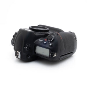 Nikon D3X-2 Fujinon GF 50mm f/3.5 R LM WR (sis.ALV24%) - Käytetty -objektiivi on kuvattu ylhäältä päin, ja sen säätörengas ja merkinnät näkyvät valkoisella pohjalla ilman kameran runkoa.