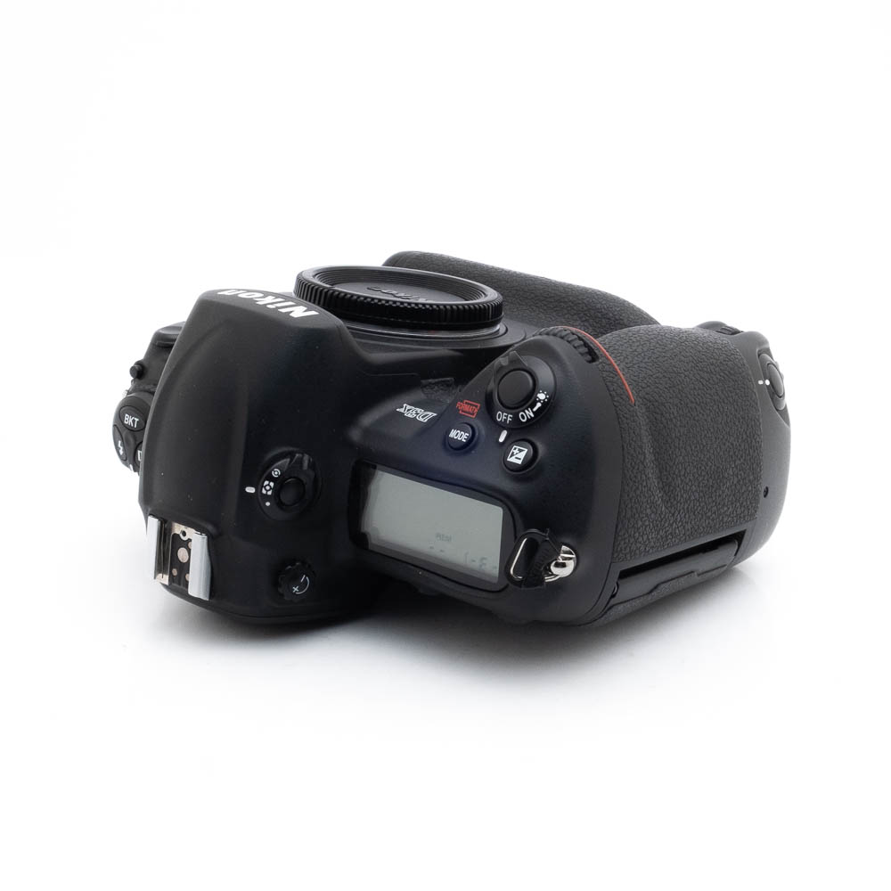 Nikon D3X-2 Fujinon GF 50mm f/3.5 R LM WR (sis.ALV24%) - Käytetty -objektiivi on kuvattu ylhäältä päin, ja sen säätörengas ja merkinnät näkyvät valkoisella pohjalla ilman kameran runkoa.