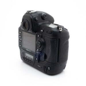 Nikon D3X-3 Fujinon GF 50mm f/3.5 R LM WR (sis.ALV24%) - Käytetty on kuvattu takaa kulmasta, jolloin sen LCD-näyttö, painikkeet ja kuvioitu kahva tulevat esiin - ammattimainen ja vankka muotoilu, joka on ihanteellinen edistyneeseen valokuvaukseen.