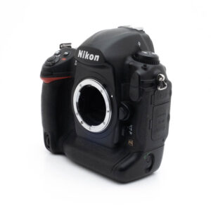 Nikon D3X-4 Käytetty Fujinon GF 50mm f/3.5 R LM WR -objektiivi (sis.ALV24%) on kuvattu hieman oikealle kallistettuna valkoisella taustalla, jolloin sen kiinnitys, kahva ja sivuaukot korostuvat.