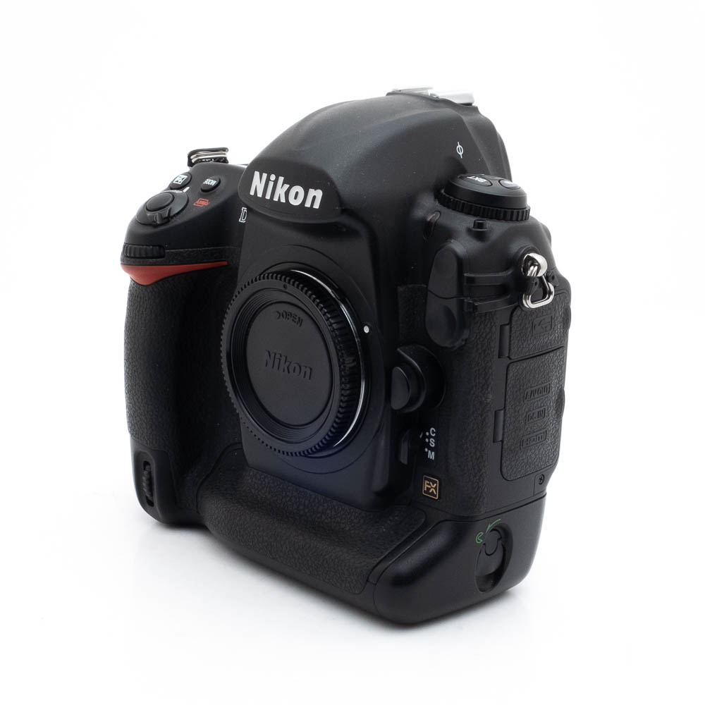 Nikon D3X-5 Käytetty Fujinon GF 50mm f/3.5 R LM WR (sis.ALV24%) -objektiivi etupuolelta kuvattuna, ja siinä on merkin nimi ja tiedot rungossa. Tässä näkymässä kameraa ei ole kiinnitetty.