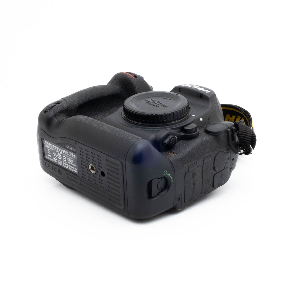 Nikon D5-a 5310-1 Fujinon GF 50mm f/3.5 R LM WR (sis.ALV24%) - Käytetty objektiivi, kuvattuna kulmasta, näyttää yksityiskohdat ja merkinnät selvästi.