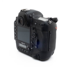 Nikon D5-a 5310-3 Käytetty Fujinon GF 50mm f/3.5 R LM WR -objektiivi (sis.ALV24%) on esillä valkoista taustaa vasten, ja siinä näkyy sen kompakti rakenne, tarkennusrengas, selkeät merkinnät ja säänkestävä rakenne.