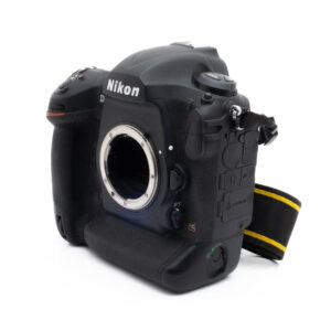 Nikon D5-a 5310-4 Käytetty Fujinon GF 50mm f/3.5 R LM WR -objektiivi (sis.ALV24%) on kuvassa ilman kameran runkoa, hieman vasemmalle kallistettuna, ja siinä on näkyvä tarkennusrengas ja tuotemerkinnät.