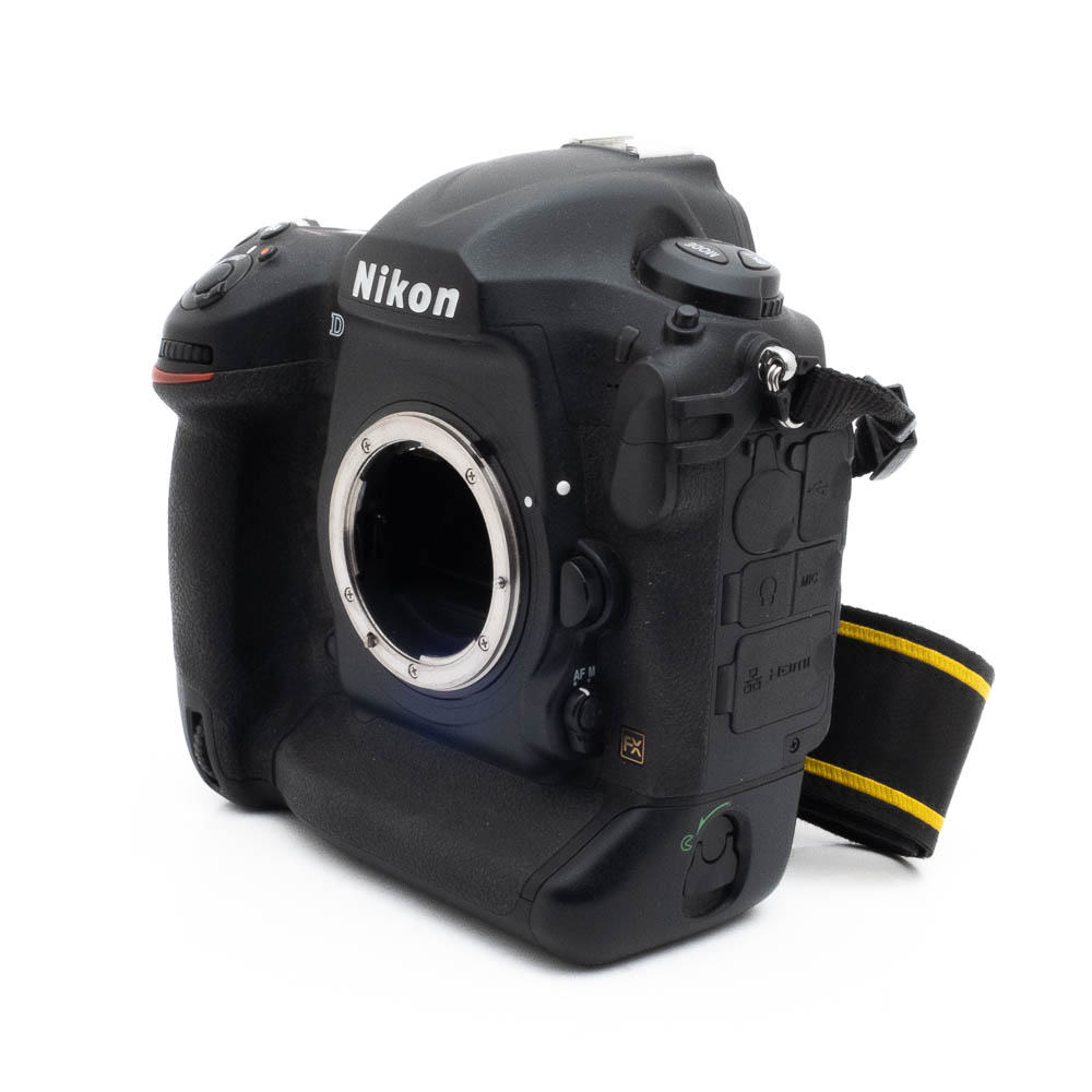 Nikon D5-a 5310-4 Käytetty Fujinon GF 50mm f/3.5 R LM WR -objektiivi (sis.ALV24%) on kuvassa ilman kameran runkoa, hieman vasemmalle kallistettuna, ja siinä on näkyvä tarkennusrengas ja tuotemerkinnät.