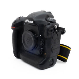 Nikon D5-a 5310-5 Fujinon GF 50mm f/3.5 R LM WR (sis.ALV24%) - Käytetty objektiivi, kuvattu valkoisella taustalla, objektiivin suojus kiinnitettynä.