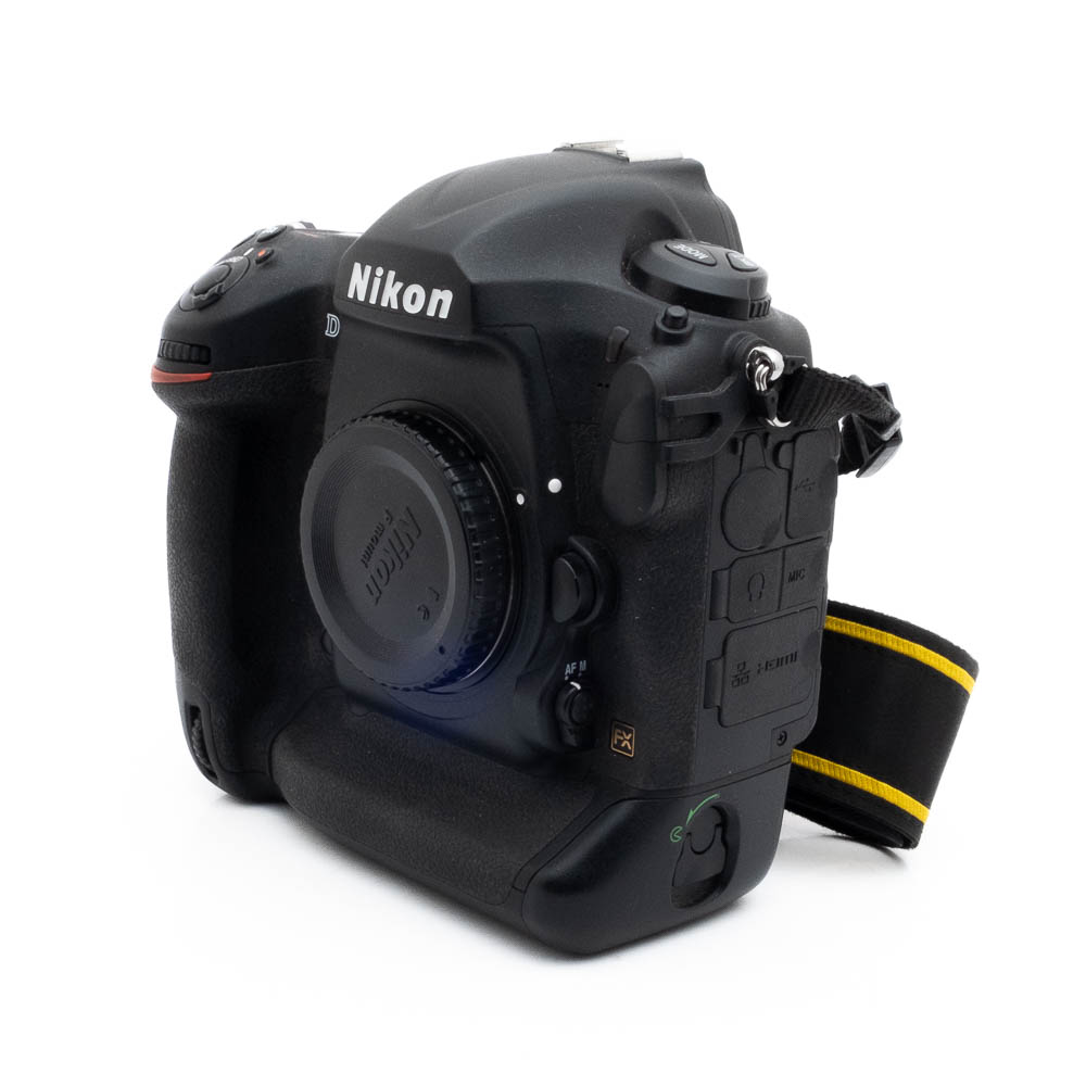 Nikon D5-a 5310-5 Fujinon GF 50mm f/3.5 R LM WR (sis.ALV24%) - Käytetty objektiivi, kuvattu valkoisella taustalla, objektiivin suojus kiinnitettynä.