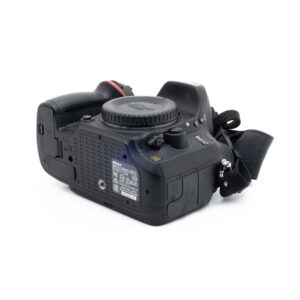 Nikon D610 0014-1 Fujinon GF 50mm f/3.5 R LM WR (sis.ALV24%) - Käytetty -objektiivi näkyy valkoisella taustalla, ja sen tarrat ja portit näkyvät selvästi. Objektiivin suojus ja piipun merkinnät ovat näkyvissä.