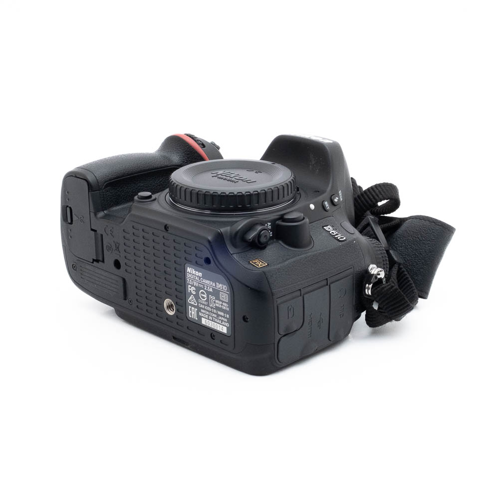 Nikon D610 0014-1 Fujinon GF 50mm f/3.5 R LM WR (sis.ALV24%) - Käytetty -objektiivi näkyy valkoisella taustalla, ja sen tarrat ja portit näkyvät selvästi. Objektiivin suojus ja piipun merkinnät ovat näkyvissä.