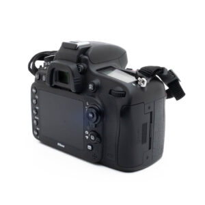 Nikon D610 0014-3 Fujinon GF 50mm f/3.5 R LM WR (sis.ALV24%) - Käytetty -objektiivi on esitetty kulmassa valkoisella taustalla, mikä korostaa sen tyylikästä muotoilua ja säätörengasta.