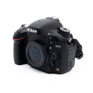 Nikon D610 0014-5 Fujinon GF 50mm f/3.5 R LM WR (sis.ALV24%) - Käytetty -objektiivi näkyy etukuvakulmasta valkoisella taustalla.