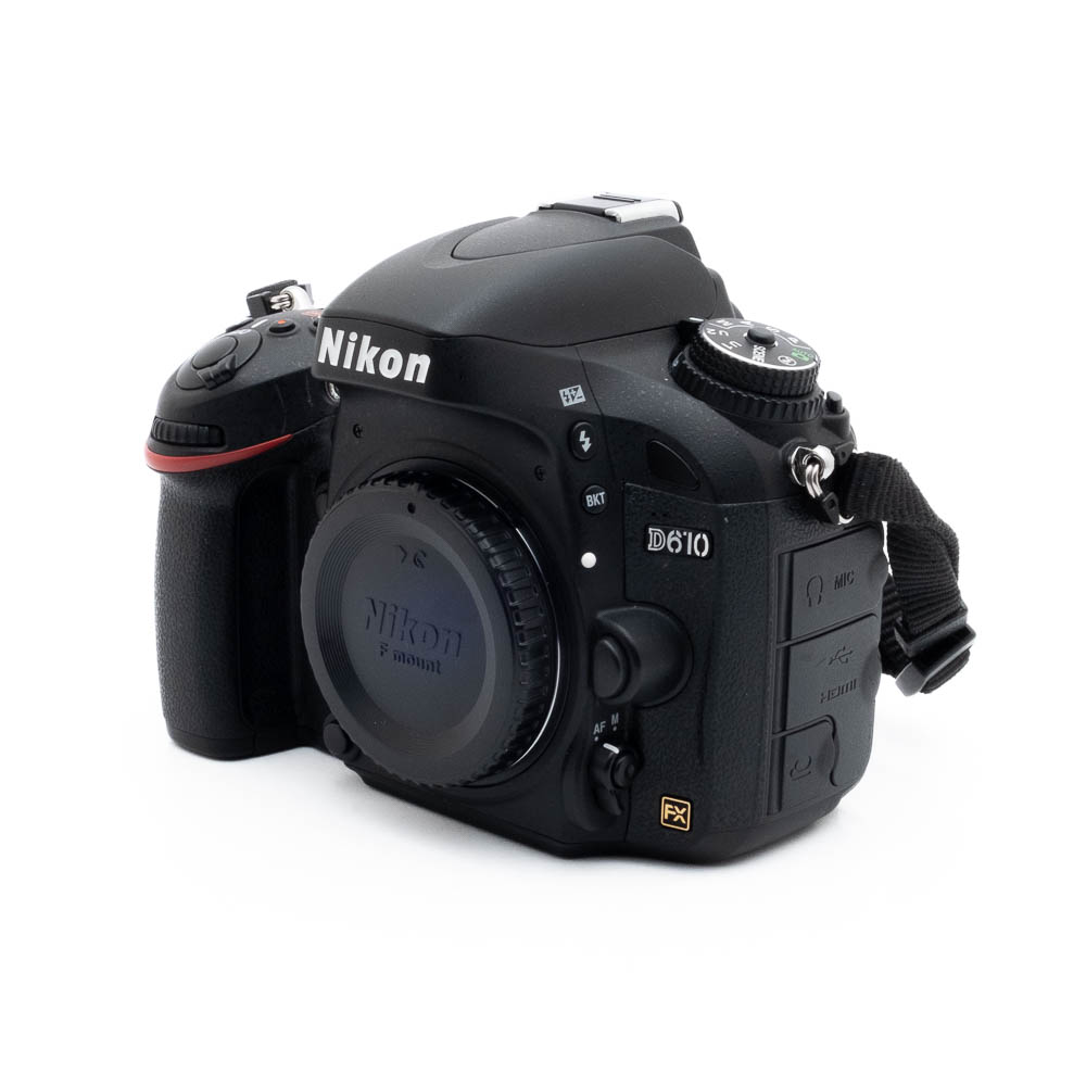 Nikon D610 0014-5 Fujinon GF 50mm f/3.5 R LM WR (sis.ALV24%) - Käytetty -objektiivi näkyy etukuvakulmasta valkoisella taustalla.