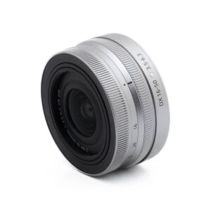 Nikon Z DX 16-50mm f35-63-2-2 Hopeinen Fujinon GF 50mm f/3.5 R LM WR (sis.ALV24%) - Käytetty objektiivi, jossa on kuvioitu tarkennusrengas ja kaiverretut merkinnät, vinossa valkoisella pohjalla.