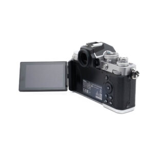 Nikon Z fc 2032-3 Nikon Z fc + L-rauta (SC 7600, Kunto K5) - Käytetty