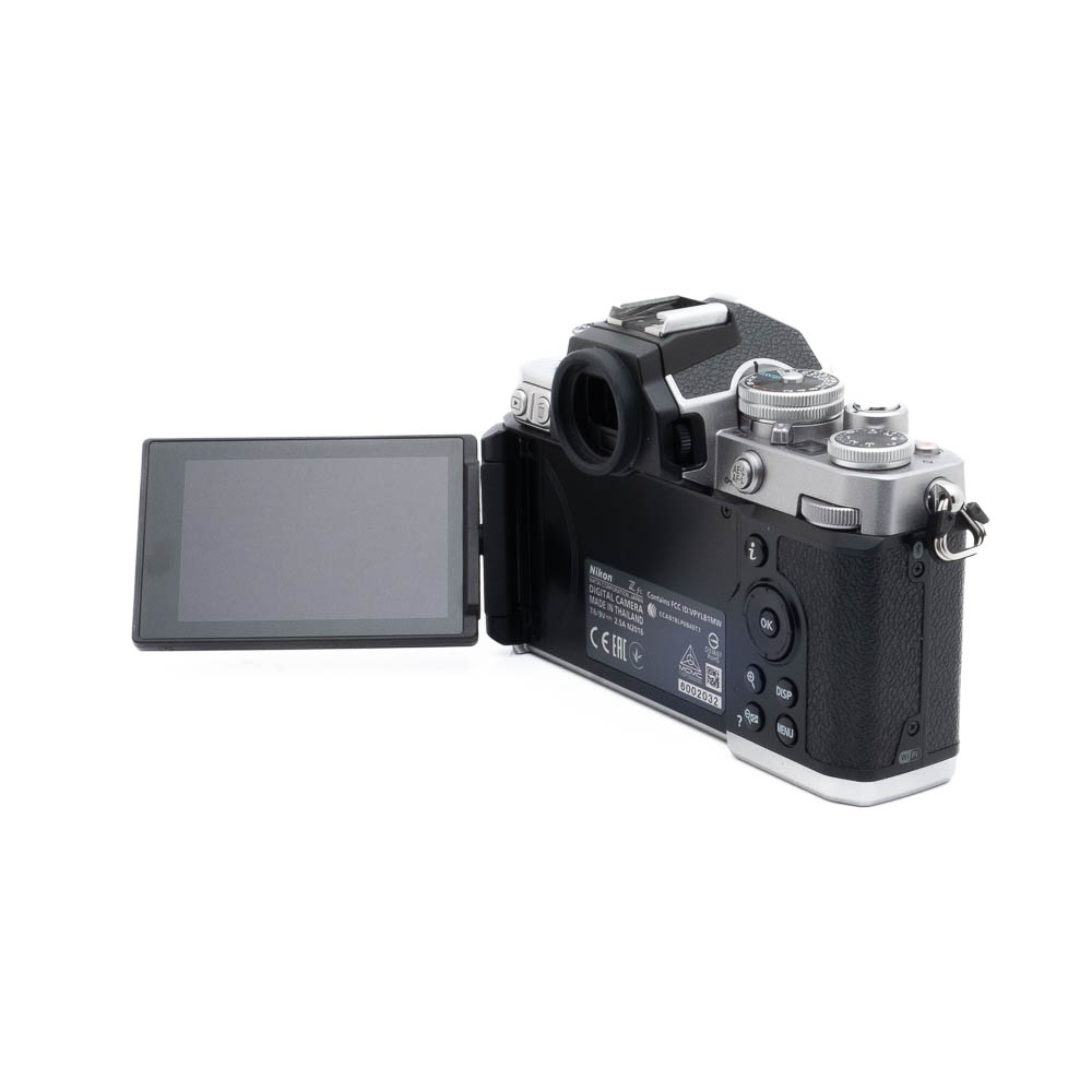 Nikon Z fc 2032-3 Nikon Z fc + L-rauta (SC 7600, Kunto K5) - Käytetty