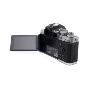 Nikon Z fc-3-2 Kuvassa Fujinon GF 50mm f/3.5 R LM WR (sis.ALV24%) - Käytetty, joka näkyy takaa mustan ja hopeanvärisellä rungolla, sivulle ulotettavalla LCD-näytöllä ja näkyvillä olevilla ohjauspainikkeilla ja säätimillä.