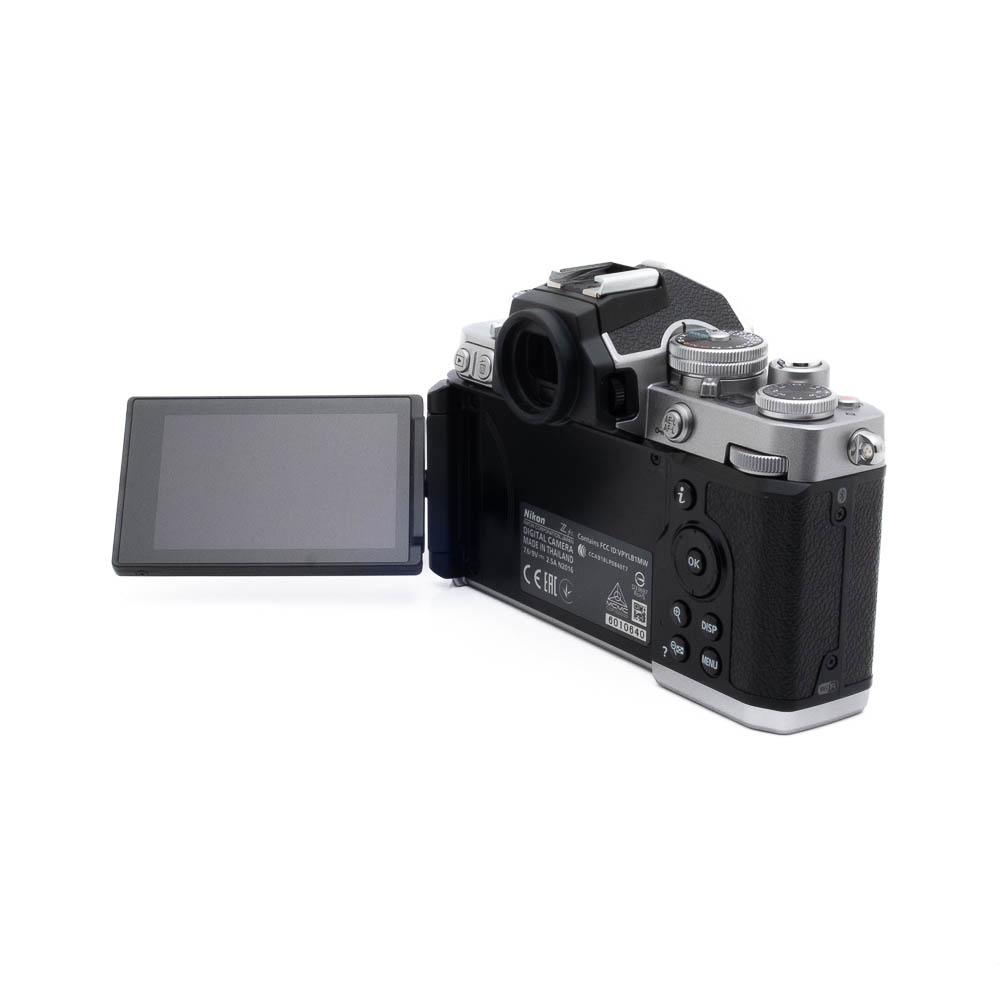 Nikon Z fc-3-2 Kuvassa Fujinon GF 50mm f/3.5 R LM WR (sis.ALV24%) - Käytetty, joka näkyy takaa mustan ja hopeanvärisellä rungolla, sivulle ulotettavalla LCD-näytöllä ja näkyvillä olevilla ohjauspainikkeilla ja säätimillä.