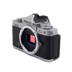 Nikon Z fc-4-2 Fujinon GF 50mm f/3.5 R LM WR -objektiivi (käytetty, sis.ALV24%) näkyy ilman kameran runkoa, mikä korostaa sen tyylikästä rakennetta ja objektiivin kiinnitystä.