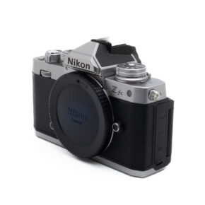 Nikon Z fc-5-2 Esillä on Fujinon GF 50mm f/3.5 R LM WR (sis.ALV24%) - Käytetty objektiivi, jossa on kompakti muotoilu, kuvioitu tarkennusrengas ja selkeät merkinnät piipussa.