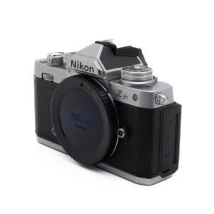 Nikon Z fc-5-2 Esillä on Fujinon GF 50mm f/3.5 R LM WR (sis.ALV24%) - Käytetty objektiivi, jossa on kompakti muotoilu, kuvioitu tarkennusrengas ja selkeät merkinnät piipussa.