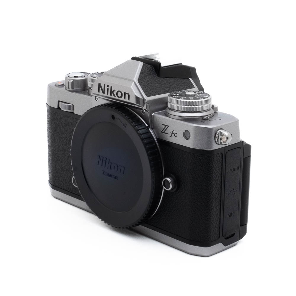 Nikon Z fc-5-2 Esillä on Fujinon GF 50mm f/3.5 R LM WR (sis.ALV24%) - Käytetty objektiivi, jossa on kompakti muotoilu, kuvioitu tarkennusrengas ja selkeät merkinnät piipussa.