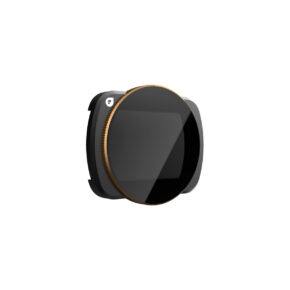 PolarPro Osmo Pocket 3 Circular Polarizer -suodattimessa on pyöreä musta lasinen etuosa, jossa on kullanvärinen reunus, ja se on kiinnitetty mustaan suorakulmaiseen kiinnikkeeseen, ja se näkyy valkoista taustaa vasten.