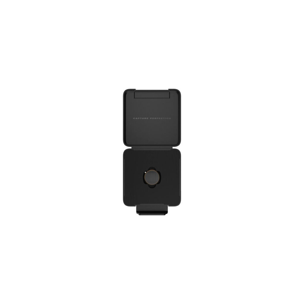 PP_CP_OsmoPocket3_002 Musta, neliön muotoinen PolarPro Osmo Pocket 3 Circular Polarizer Filter -pyöröpolarisaatiosuodin istuu keskellä valkoisella taustalla, ja sen saranoitu kansi on auki, jotta sen sisällä oleva pyöreä suodatin näkyy. "CAPTURE EXPRESSION" on kohokuvioitu sisäkanteen.