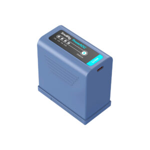 SmallRig_2467_001 Sininen suorakaiteen muotoinen SmallRig 4267 USB-C ladattava kamera-akku NP-F970, jossa on USB-C-latausportti ja merkkivalot päällä.