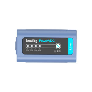 SmallRig_2467_002 Suorakulmainen sininen SmallRig 4267 USB-C ladattava kamera-akku NP-F970, jossa on musta paneeli, jossa on neljä valkoista merkkivaloa (25 %, 50 %, 75 %, 100 %) ja pyöreä Check-painike salaman symbolin vieressä.