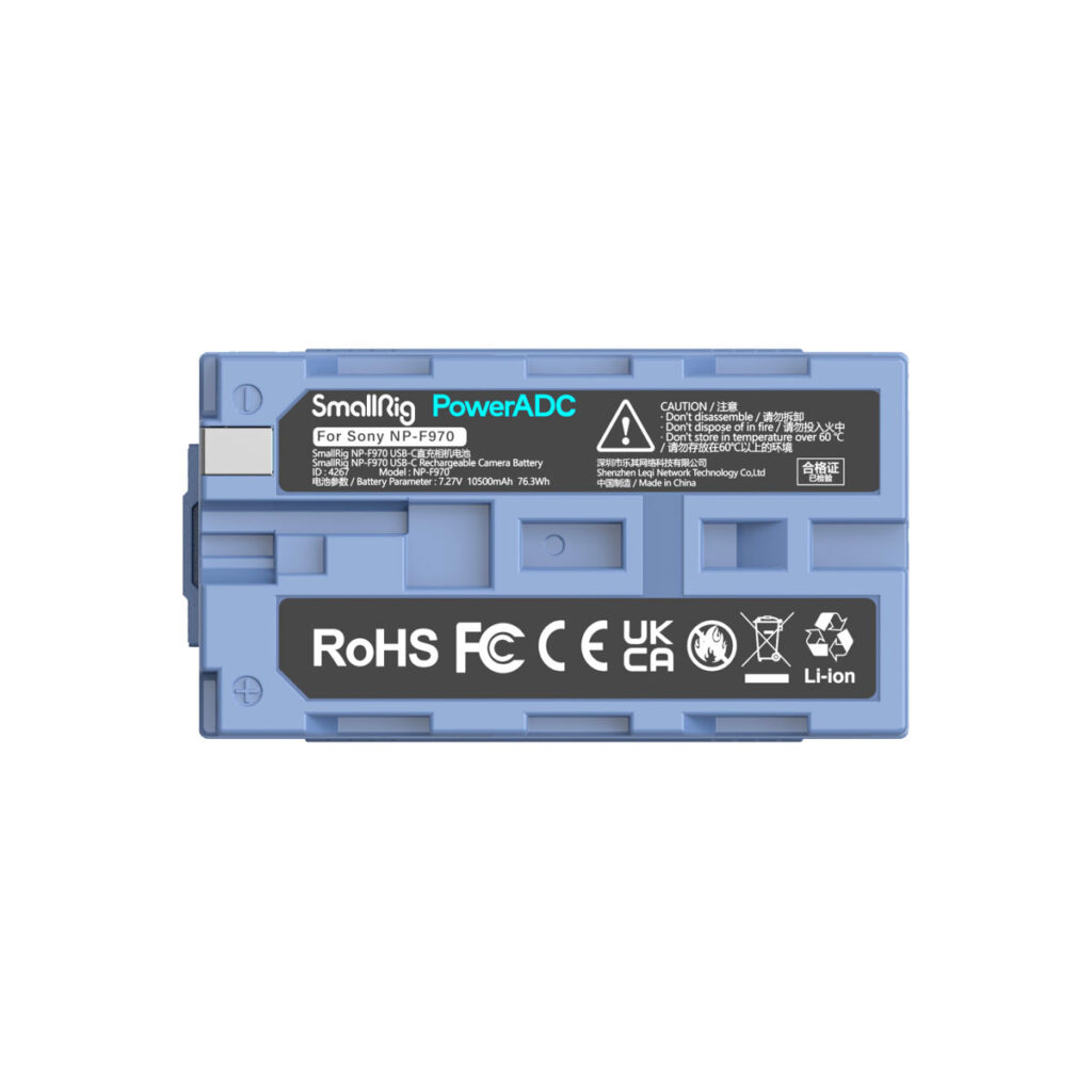 SmallRig_2467_003 Sininen SmallRig 4267 USB-C ladattava kamera-akku NP-F970 Sony-kameroihin, jossa on litium-ionitekniikka, sertifiointilogot ja varoitusteksti etiketissä.