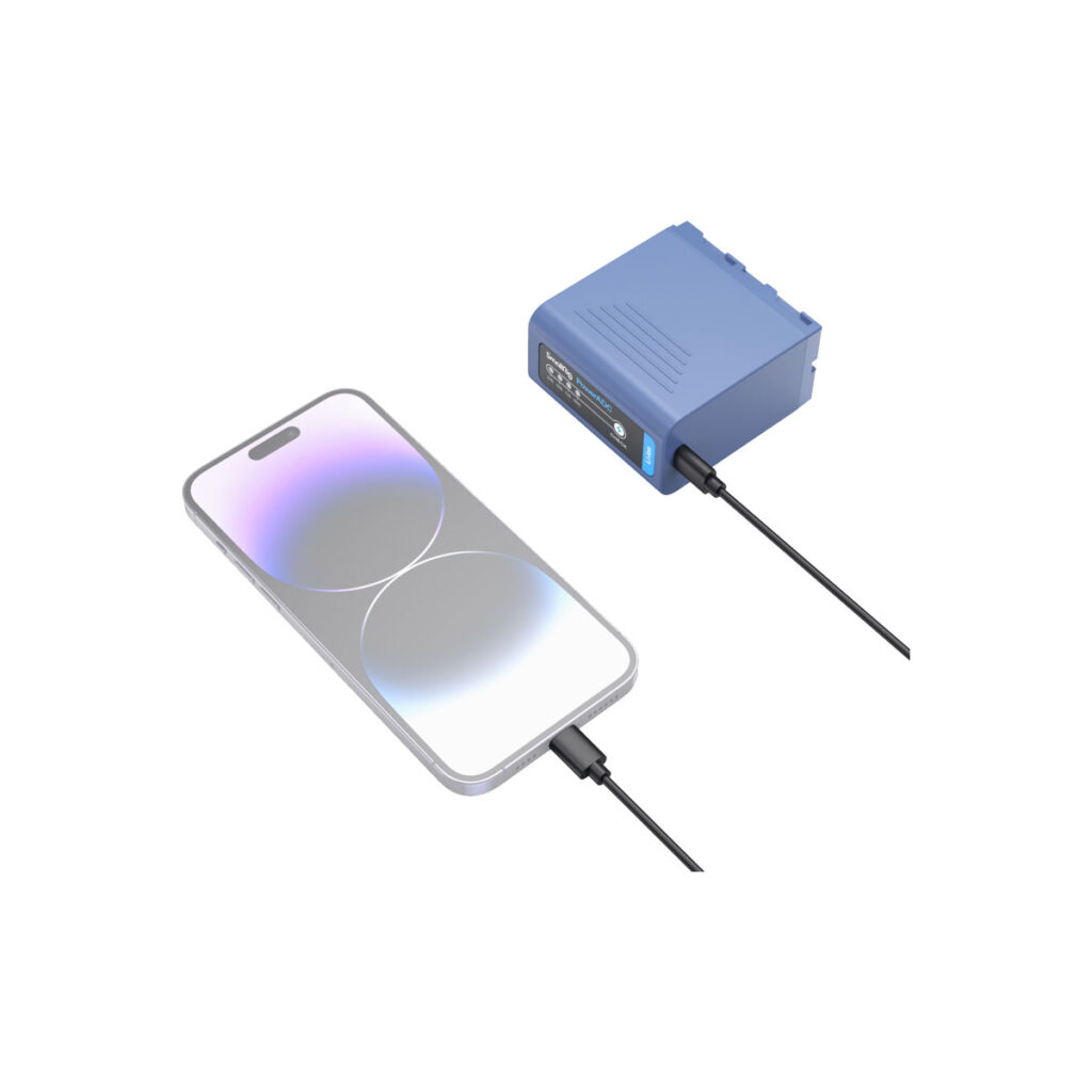SmallRig_2467_006 Älypuhelin yhdistettynä siniseen SmallRig 4267 USB-C ladattavaan kamera-akkuun NP-F970, jossa on latauskaapeli, molemmat valkoisella pohjalla.