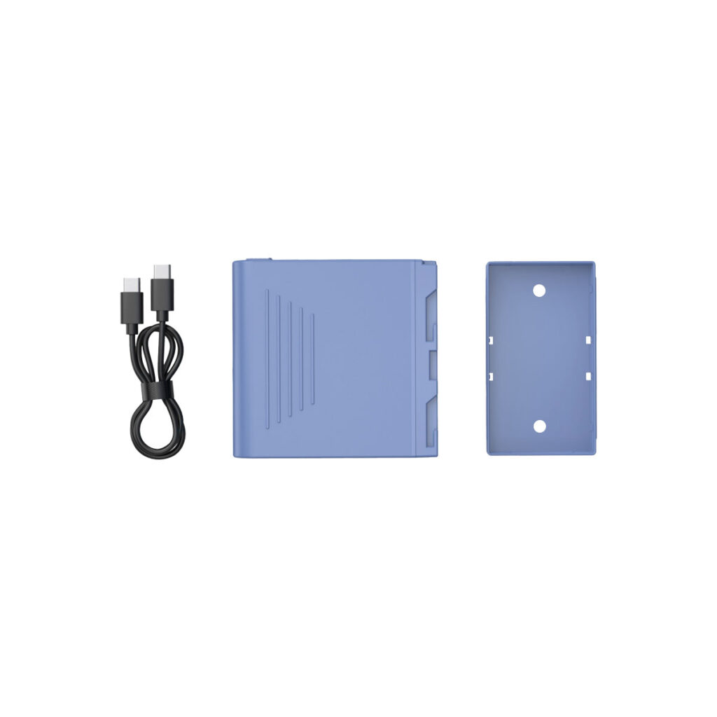 SmallRig_2467_007 SmallRig 4267 USB-C ladattava kamera-akku NP-F970, jossa on vaaleansininen suorakaiteen muotoinen muovikotelo, joka on kaksiosainen, näkyy mustan USB-C-latauskaapelin vieressä valkoisella pohjalla.
