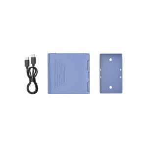 SmallRig_2467_007 SmallRig 4267 USB-C ladattava kamera-akku NP-F970, jossa on vaaleansininen suorakaiteen muotoinen muovikotelo, joka on kaksiosainen, näkyy mustan USB-C-latauskaapelin vieressä valkoisella pohjalla.