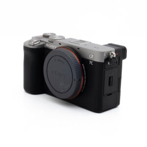Sony A7C Sony A7C (SC 15500, Kunto K5) - Käytetty peilitön kamera, musta ja hopea, kuvassa pelkkä runko ilman objektiivia, sijoitettu valkoiselle taustalle.