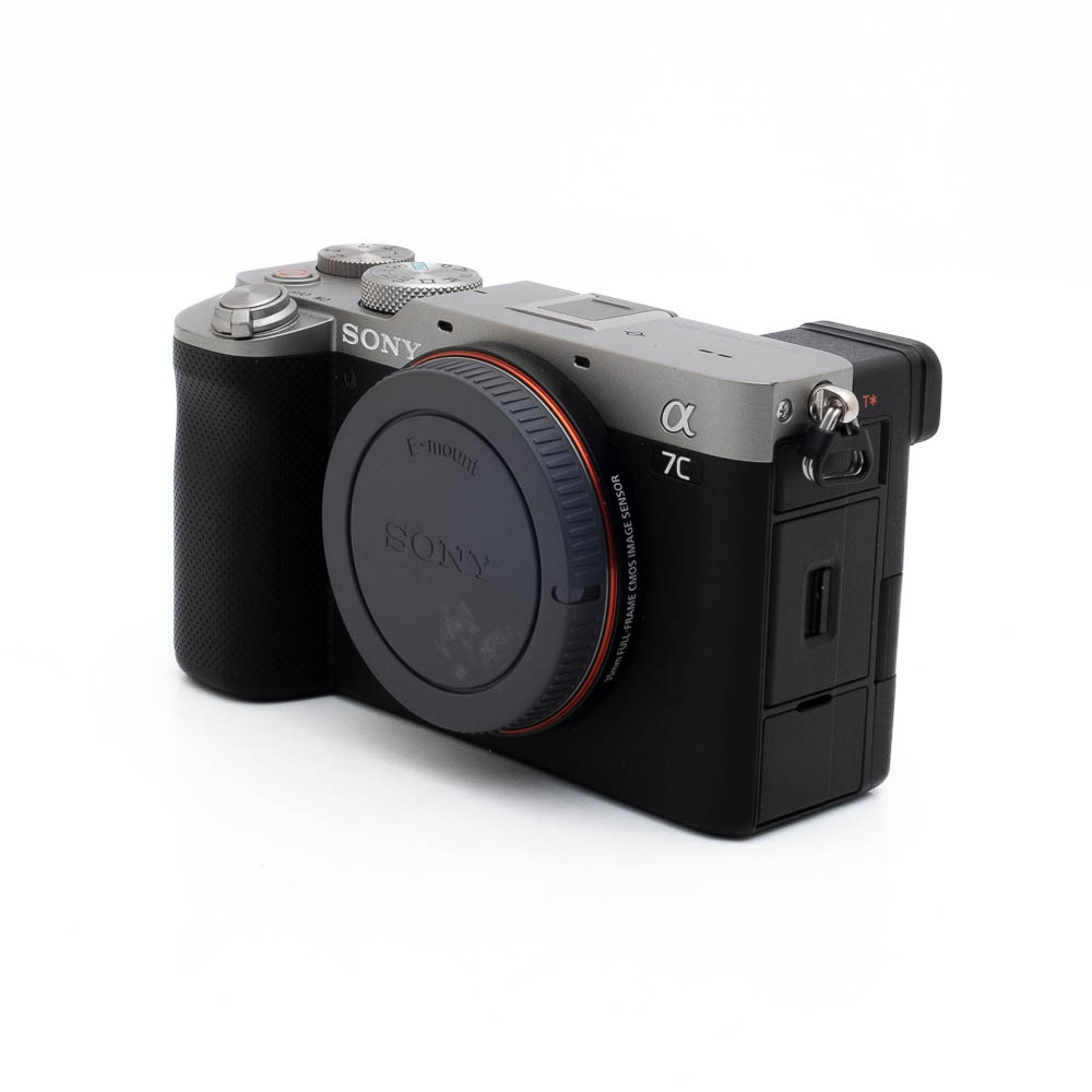 Sony A7C Sony A7C (SC 15500, Kunto K5) - Käytetty peilitön kamera, musta ja hopea, kuvassa pelkkä runko ilman objektiivia, sijoitettu valkoiselle taustalle.