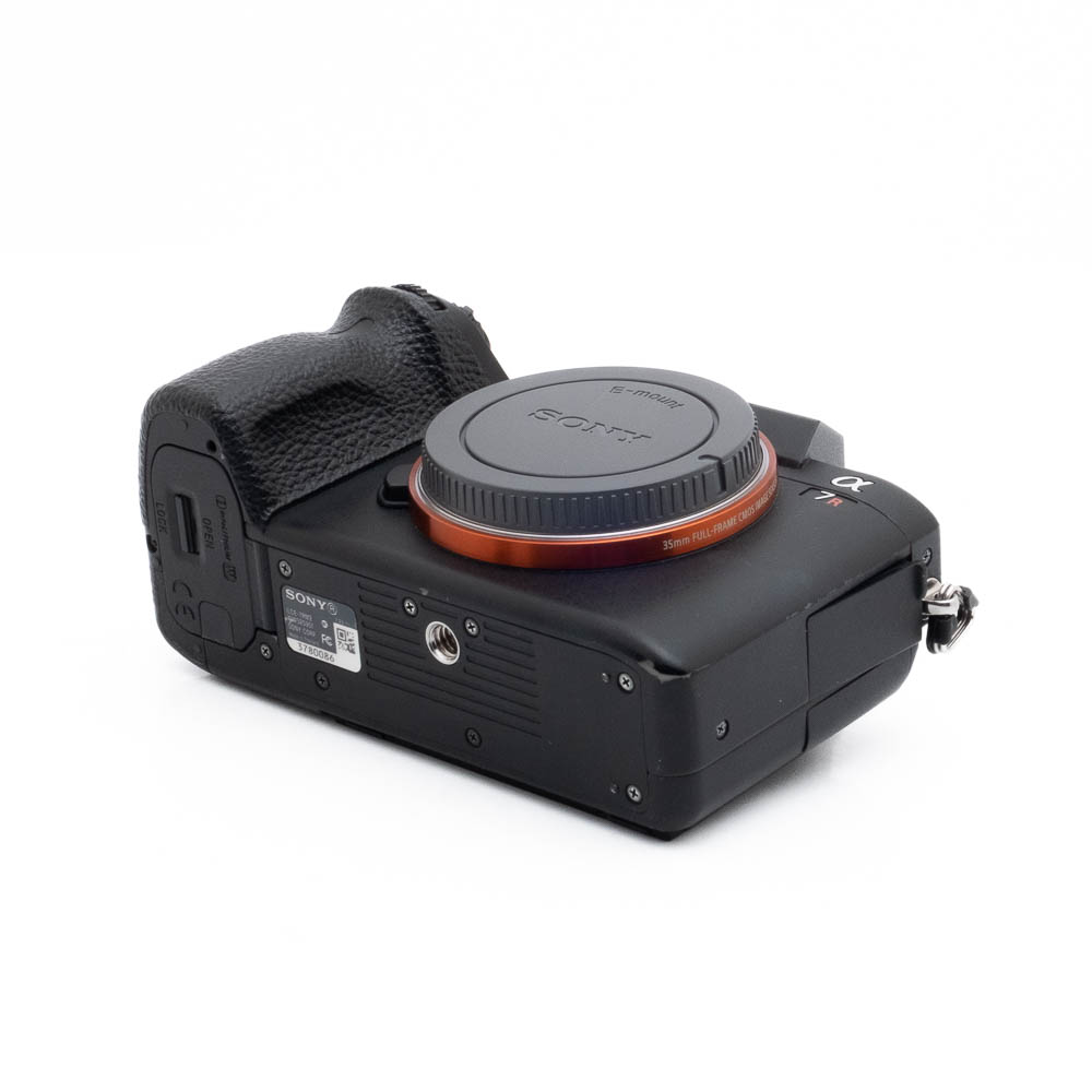 Sony A7R II 0086-1 Fujinon GF 50mm f/3.5 R LM WR (sis.ALV24%) - Käytetty -objektiivi on kuvassa kyljellään, ja objektiivin kiinnitys on suojuslukon peitossa, ja eri säätimet ja merkinnät ovat näkyvissä.