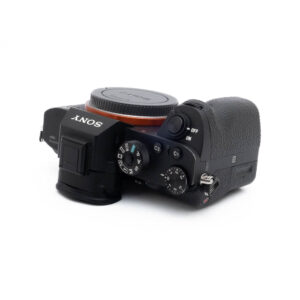 Sony A7R II 0086-2 Fujinon GF 50mm f/3.5 R LM WR (sis.ALV24%) - Käytetty -objektiivi on kuvattu ylhäältä päin, ja siinä näkyvät säätimet, suljinpainikkeen alue ja objektiivin kiinnityssuoja.