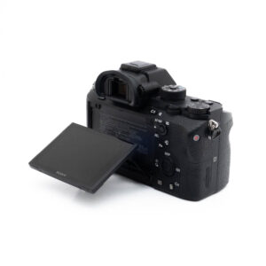 Sony A7R II 0086-3 Fujinon GF 50mm f/3.5 R LM WR (sis.ALV24%) - Käytetty -objektiivin takaosa, painikkeet ja säätimet näkyvät valkoisella taustalla.