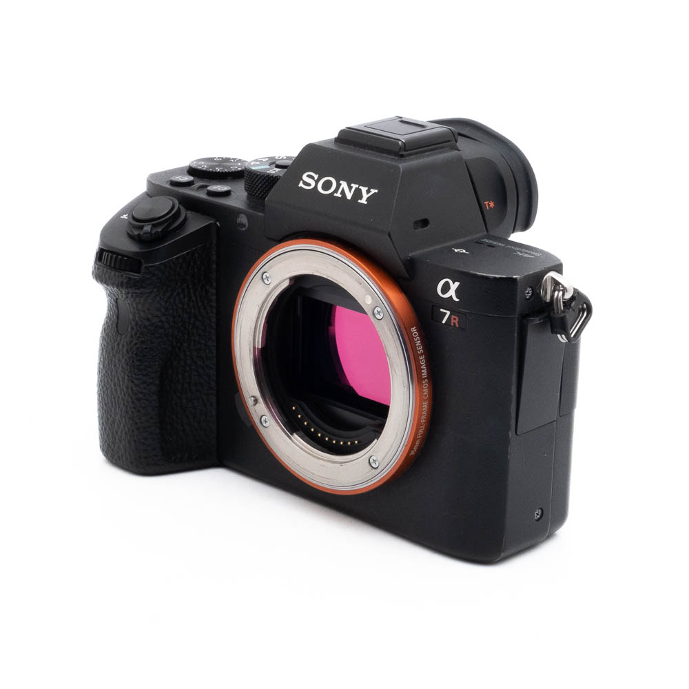 Sony A7R II 0086-4 Käytetty Fujinon GF 50mm f/3.5 R LM WR (sis.ALV24%) -objektiivi on kuvassa hieman vasemmalle kääntyneenä, lasi ja kiinnitys näkyvät valkoista taustaa vasten.