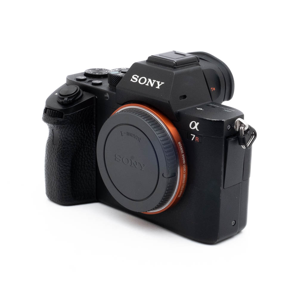Sony A7R II 0086-5 Fujinon GF 50mm f/3.5 R LM WR (sis.ALV24%) - Käytetty -objektiivi, jonka suojus on kiinni, hieman vinossa valkoista taustaa vasten.