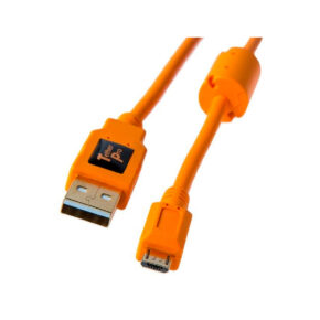 Tether Tools TetherPro USB 2.0 Type-A-Micro-USB-kaapeli on 4,6 metriä pitkä, siinä on oranssi muotoilu ja USB-A-liittimessä on merkintä "Tablet Pro".