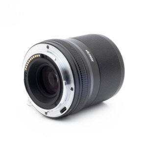 Viltrox AF 33mm f14 Z-1 Lähikuva Fujinon GF 50mm f/3.5 R LM WR (sis.ALV24%) - Käytetty -objektiivista kyljellään, jossa näkyy takakiinnitys, elektroniset koskettimet ja uurrettu tarkennusrengas valkoista taustaa vasten.