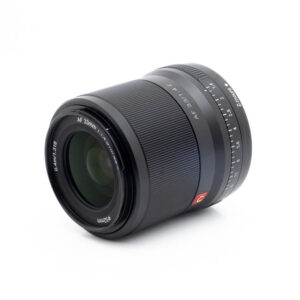 Viltrox AF 33mm f14 Z-2 Musta Fujinon GF 50mm f/3.5 R LM WR -objektiivi (käytetty, sis.ALV24%) on kuvattu kulmassa valkoisella taustalla, ja siinä on aukkomerkinnät ja AF/MF-kytkin rungon varrella.