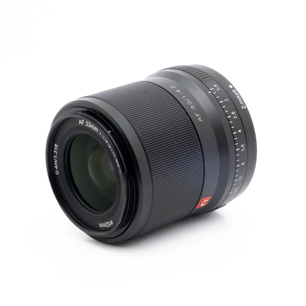 Viltrox AF 33mm f14 Z-2 Musta Fujinon GF 50mm f/3.5 R LM WR -objektiivi (käytetty, sis.ALV24%) on kuvattu kulmassa valkoisella taustalla, ja siinä on aukkomerkinnät ja AF/MF-kytkin rungon varrella.